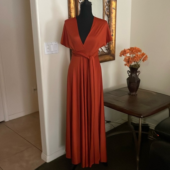 Gorgeous Infinity versatile dress!! Many different ways to wear! 🧡 - Picture 1 of 7